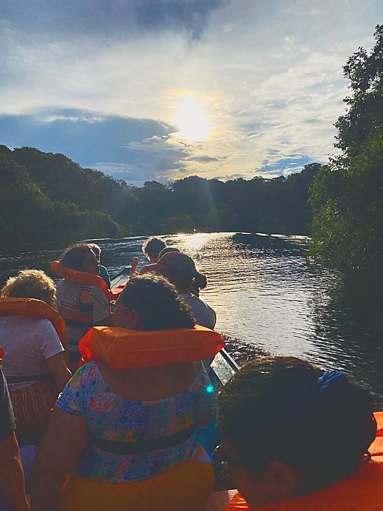 O barco seguindo contra o sol, no igapó