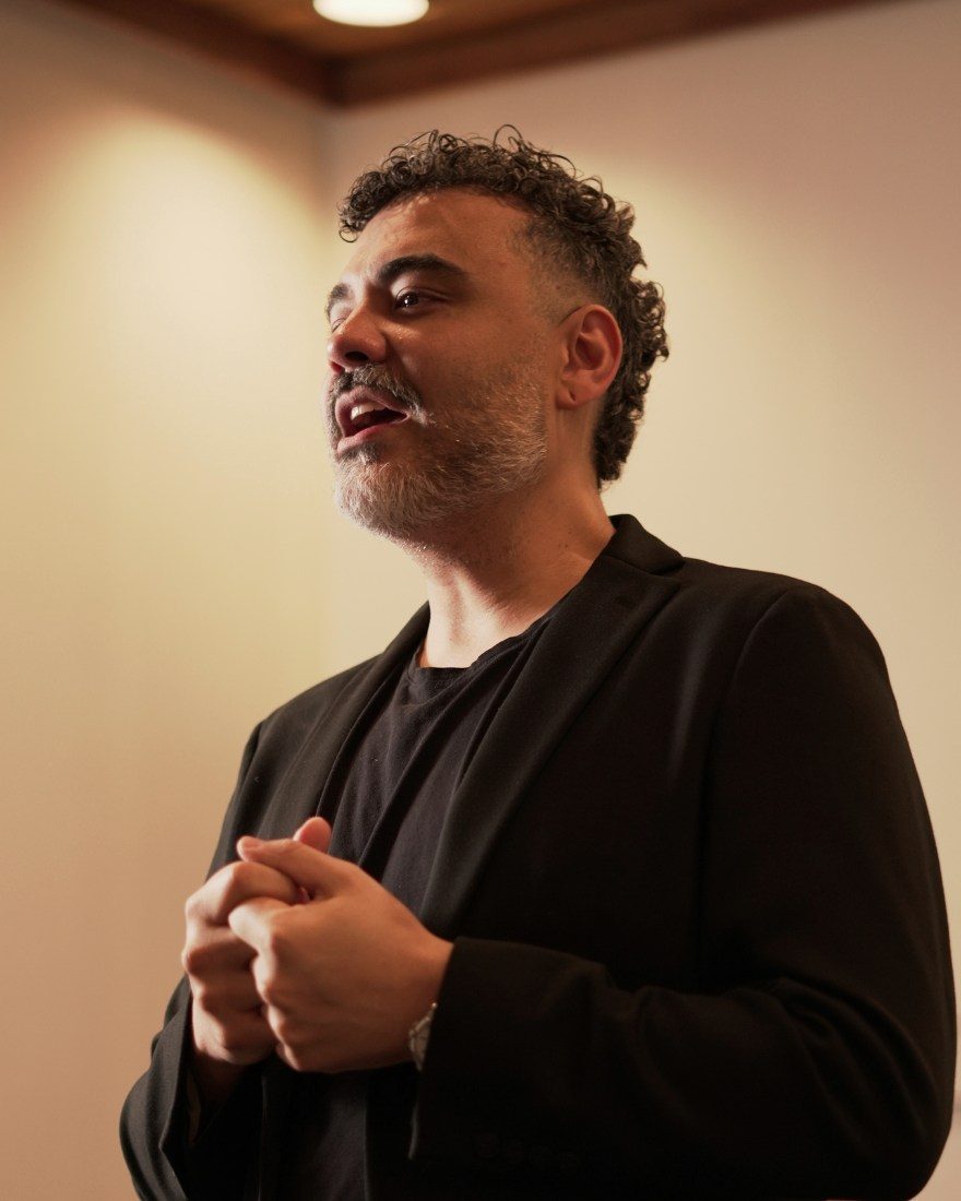 Erick Leite conduzindo um encontro coletivo em Belo Horizonte