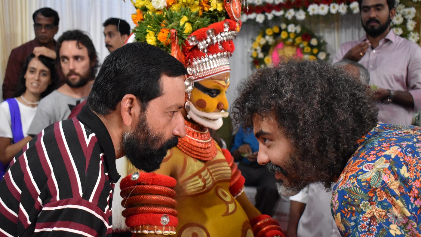 Erick Leite com seu Guruji, o astrólogo Unnikrishnan, em Kerala, na Índia