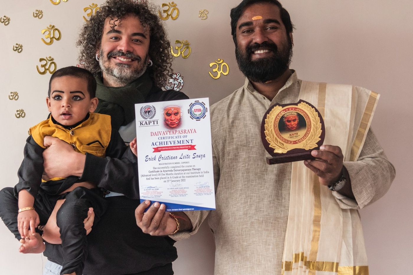 Erick Leite com o professor, recebendo o certificado de Ayurveda na Índia