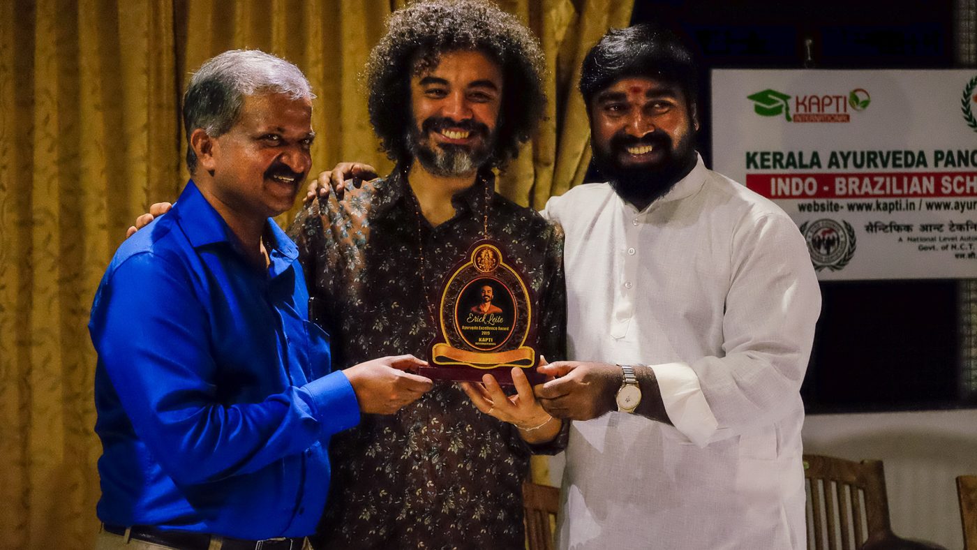 Erick Leite recebendo o Ayurveda Excellence Award do Kerala Ayurveda Panchakarma Training Institute, na Índia